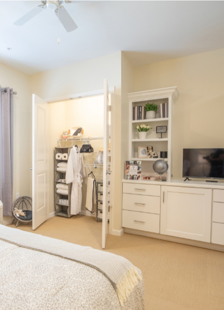 retirementunlimited-WoodlandHills-studio-image-front